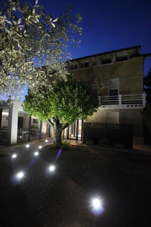 Hotel La Caravelle Nyons Bagian luar foto